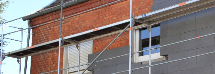 Hausfassade mit Dämmung und Gerüst